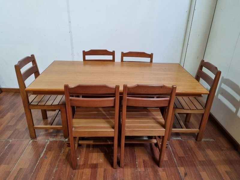 Juego de Comedor Clásico de Madera: Mesa Rectangular y Seis Sillas