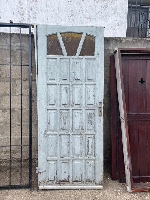 Lote anterior: Puerta antigua con ventana y marco de metal