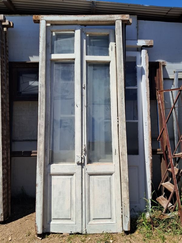 Puertas antiguas con vidriados y escaleras - imagen 3