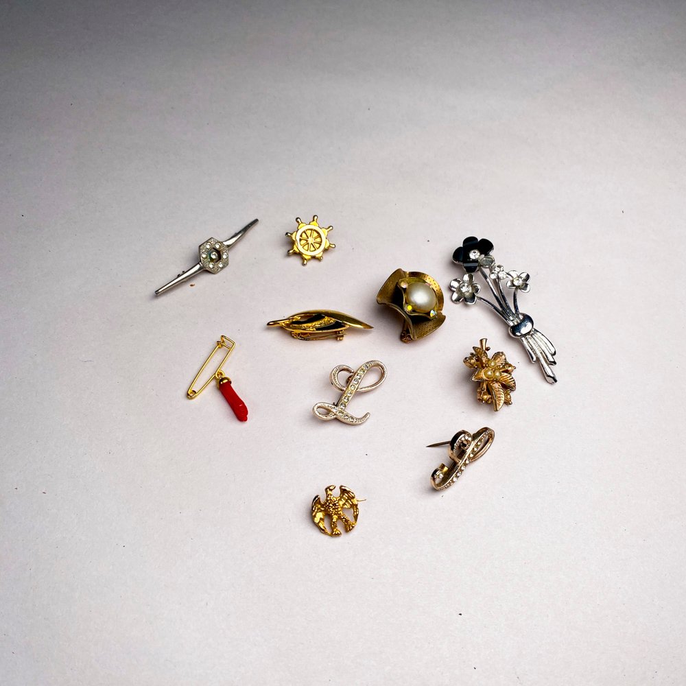 Lote anterior: Colección de broches de oro y plata