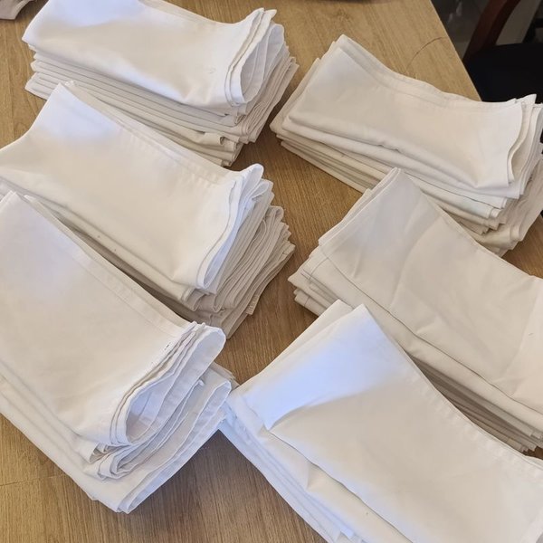 Servilletas de tela en blanco con diseños coloridos - imagen 1