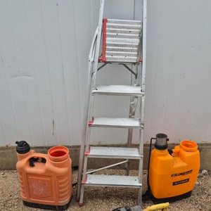 Escalera Tijera de alumnio de 5 Escalones dañado el larguero izquierdo muestra un dobles en el aluminio - 2 Pulverizadoras con Faltantes - Mini Motosierra a la Vista - imagen 2