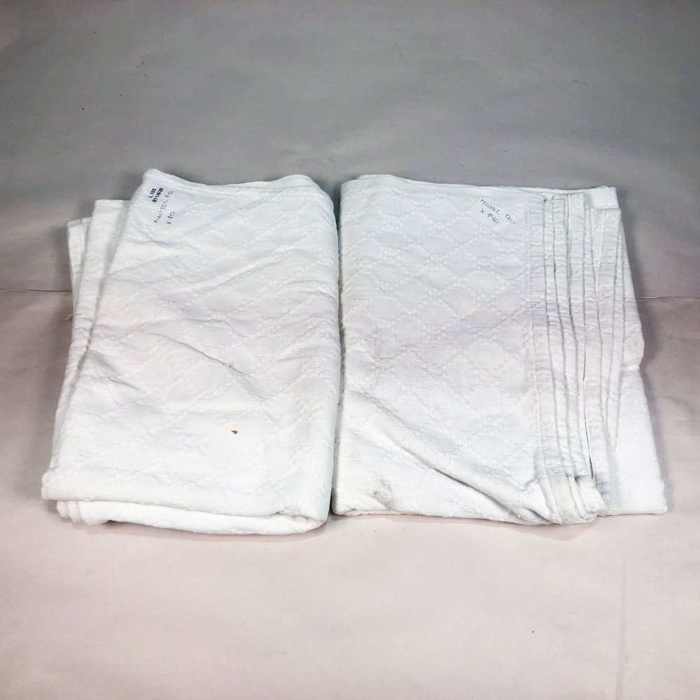Dos Manteles Blancos de Hilo Bordado Rombos