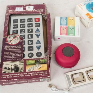 Lote de Electrónica: Control Remoto Universal, Inpods, Parlante y Auriculares Inalámbricos - imagen 2