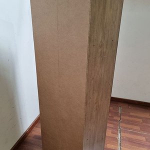 Mueble de Madera Oscura y Clara con Puertas y Estantes - imagen 4