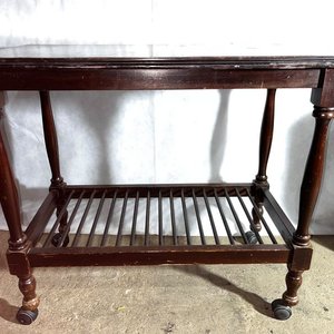 Lote siguiente: Mesa Auxiliar de Madera Oscura con Ruedas y Estante Inferior