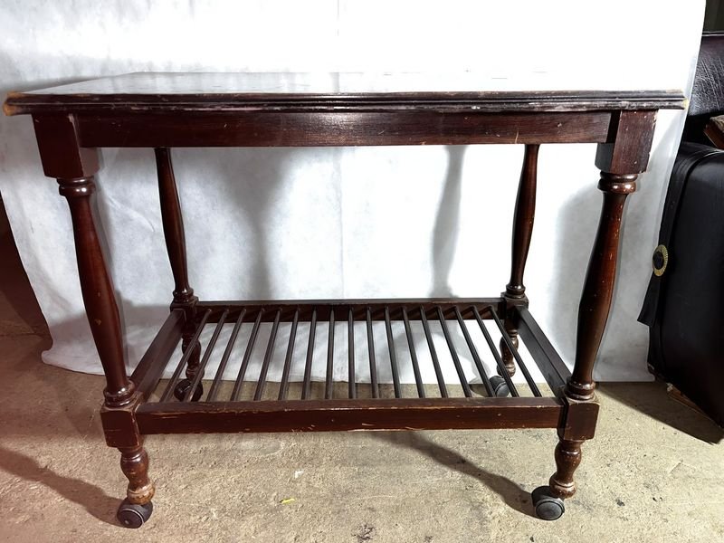 Mesa Auxiliar de Madera Oscura con Ruedas y Estante Inferior