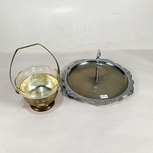 Lote siguiente: Plato Metálico Circular con Bombonera de Vidrio y Base Decorada