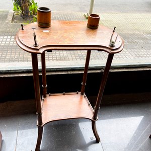 Lote siguiente: Mesa Auxiliar Antigua de Madera con Detalles Ornamentales