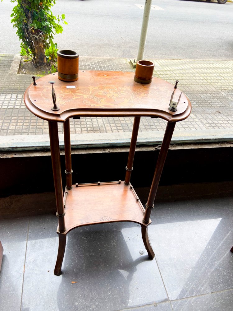 Mesa Auxiliar Antigua de Madera con Detalles Ornamentales