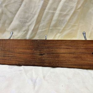 Perchero Rústico de Pino Tea con 3 Perchas Dobles Metálicas - imagen 2