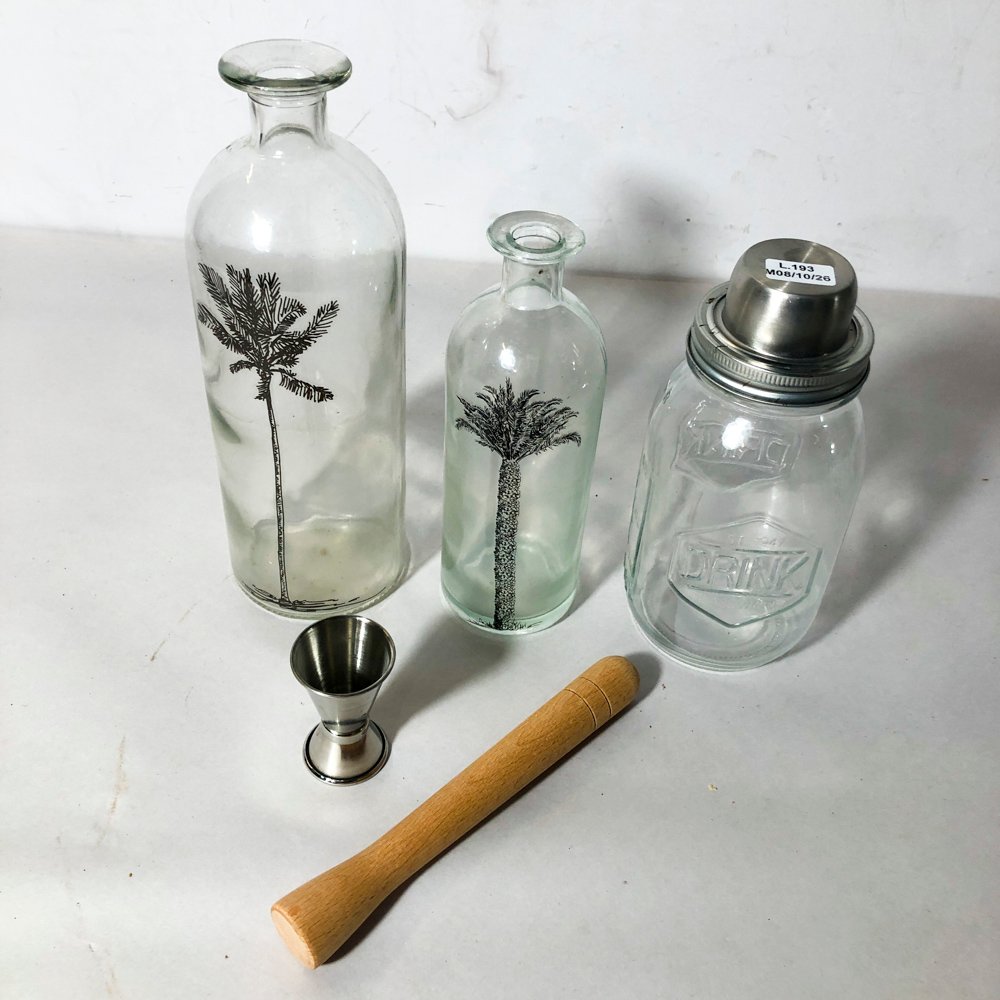 Set de Cristalería para Bar: Dos Botellas Decoradas, Coctelera y Medidor