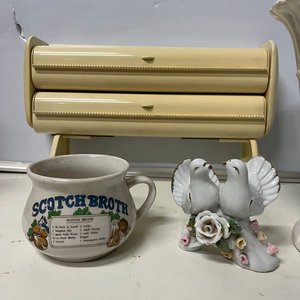 Lote de Vajilla y Decoración: Centro de Mesa, Florero, Taza y Adorno - imagen 2