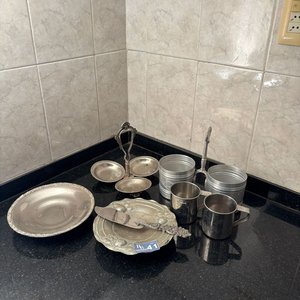 Lote anterior: Lote de 7 Artículos de Aluminio y Platino: Servidor, Azucarero, Yerbera y Platos