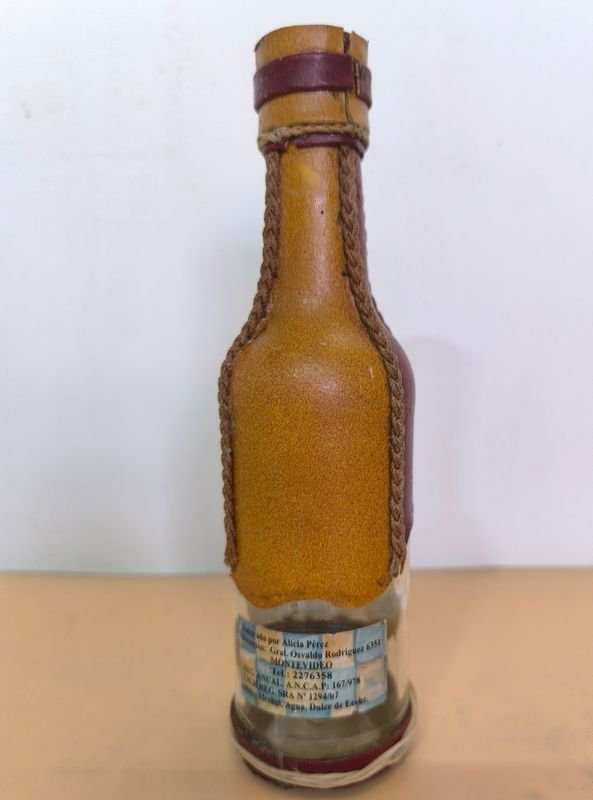 BOTELLA VINTAGE DE LICOR DE DULCE DE LECHE FORRADA - imagen 5