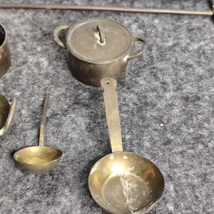Ganchera con Utensilios de Cocina en Miniatura de Bronce - imagen 5