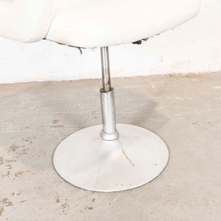 Sillón giratorio tapizado en cuerina blanca con mecanismo de altura regulable - imagen 2