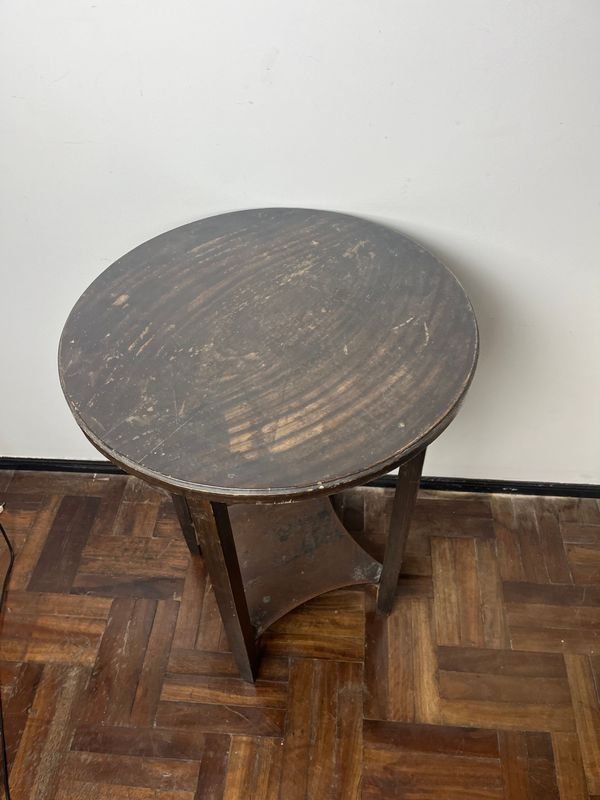 Lote anterior: Mesa auxiliar de madera con diseño antiguo