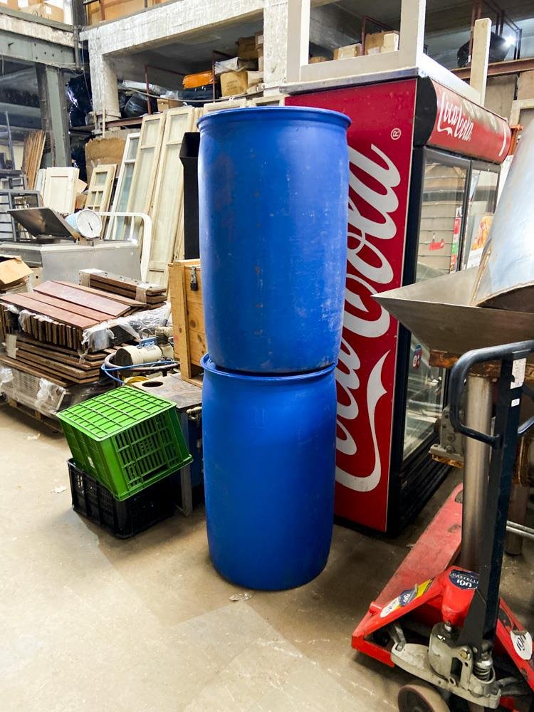 Dos tarrinas azules 200 litros usadas