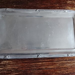 Bandeja Rectangular de Peltre con Bordes Decorados - imagen 3