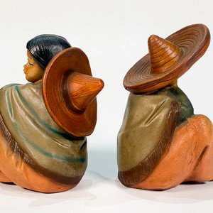 Pareja de Figuras Mexicanas Sentadas, Dama y Hombre (20 cm) - imagen 4