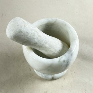 Mortero de Mármol Blanco con Mano - 11 cm - imagen 2