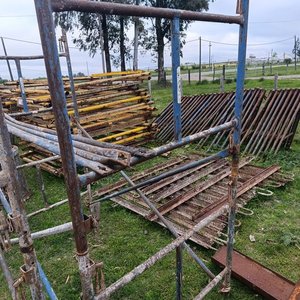 Andamio Doble Metálico con 8 Travesaños y Estructura Reforzada - imagen 1