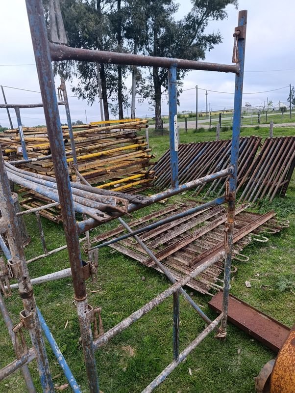 Andamio Doble Metálico con 8 Travesaños y Estructura Reforzada