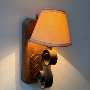 Lámpara de Pared Rústica en Madera y Hierro Forjado - imagen 2