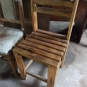 Par de Sillas de Madera y Lustraspiradora Philips Vintage - imagen 2
