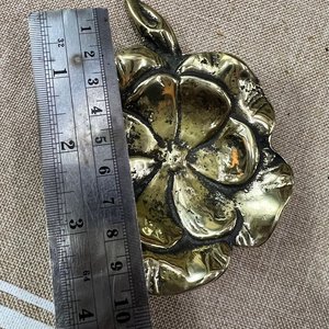 Cenicero o Vaciabolsillos de Bronce Macizo con Forma de Flor y Hoja - imagen 3