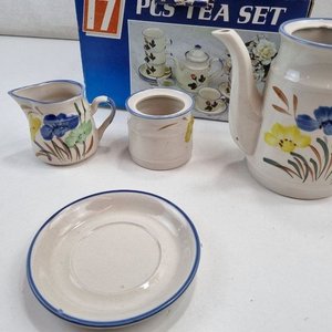 Juego de Té Cerámica 17 Piezas Flores Azules y Amarillas con Inscripción 'A.S.' - imagen 8
