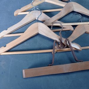 Lote de Perchas de Madera con Publicidad - Variedad de Formas y Tamaños - imagen 3