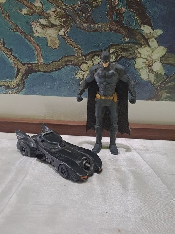 Figura de Batman y Batimovil en goma y metal - imagen 1