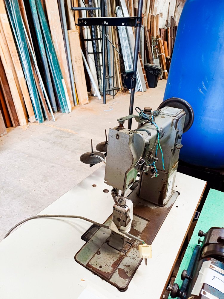 Maquina de coser Adler de columna con motor monofasico c/ bobina