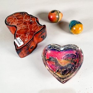 Cuatro Piezas Decorativas de Piedra: Corazón, Huevos y Alhajero Estilo Africano - imagen 2