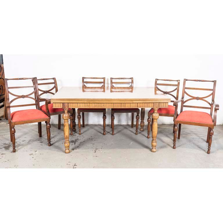Lote siguiente: Mesa de comedor tiré con cuatro sillas y dos sillones estilo inglés