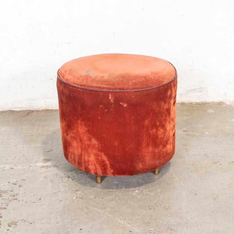Lote siguiente: Puff cilíndrico de tapicería roja con patas de madera