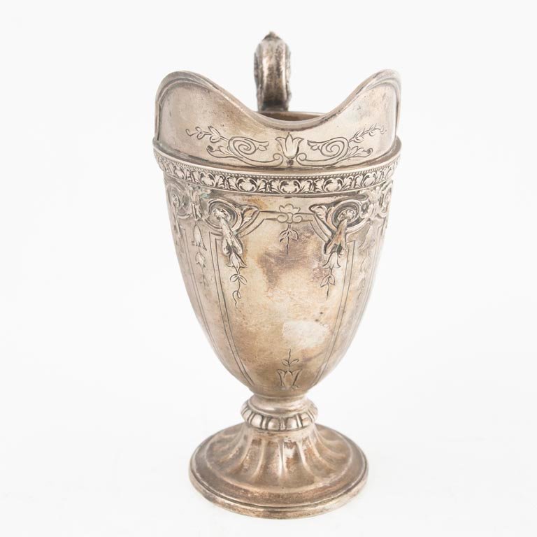 Lechera Antigua de Plata Labrada con Relieve de Flores