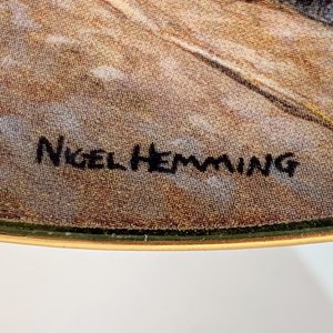 Plato de Porcelana Pintado a Mano "Perros" Firmado Nigel Hemming - 20 cm - imagen 2
