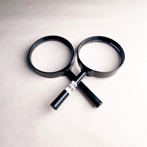 Lote anterior: Par de Lupas de Escritorio con Cabo Negro
