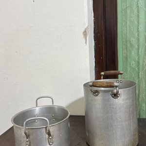 Lote anterior: Set de Dos Ollas de Aluminio con Mangos de Madera