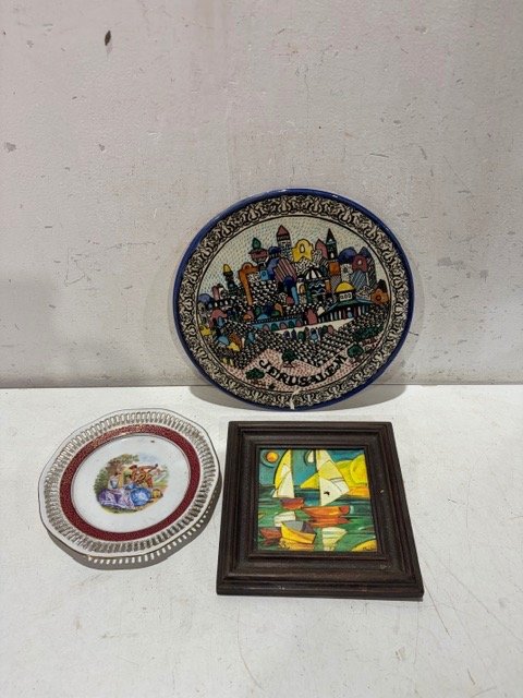 Plato decorativo "Jerusalem" y cuadro pequeño con veleros