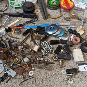 Lote de Bisagras, Tornillos, Tuercas y Varios Elementos de Ferretería - imagen 5