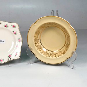 Tres Platos de Porcelana Inglesa con Diseños Distintos - imagen 5