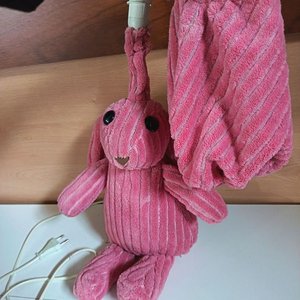 Lámpara de Peluche Rosa con Forma de Conejo (sin pantalla) - imagen 4