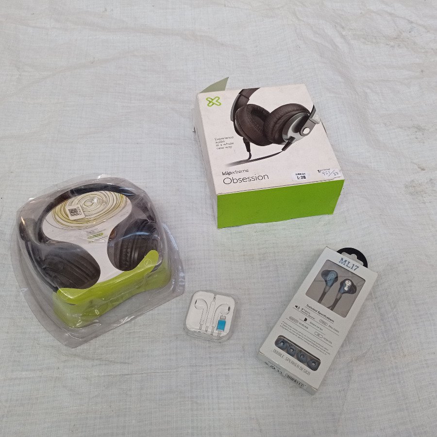 Cuatro auriculares diferentes, en sus estuches original.