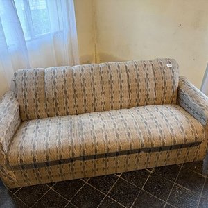 Lote siguiente: Juego de Sillones de Tela: Dos de 1 Cuerpo y Uno de 2 Cuerpos