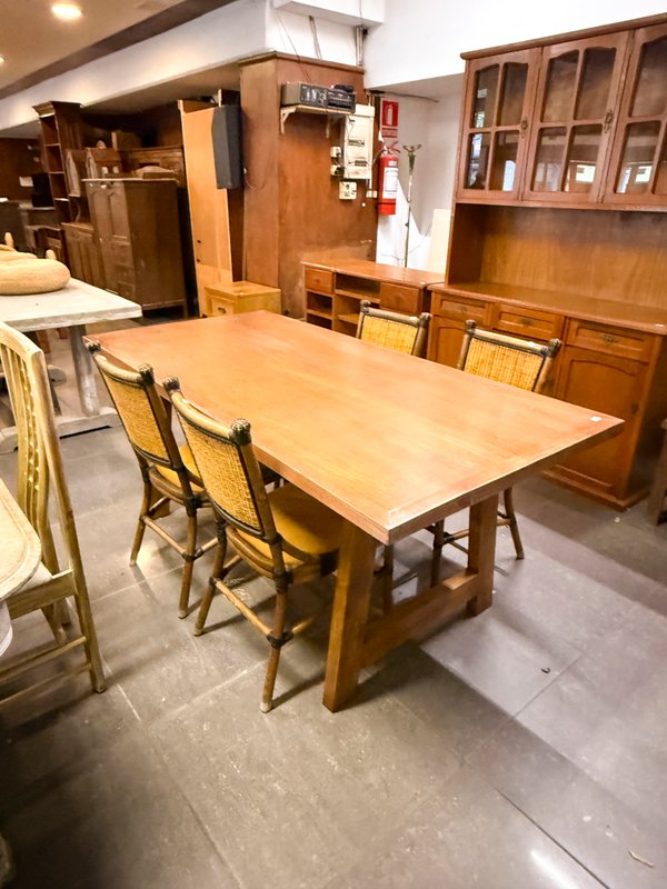 Mesa de Comedor de Madera con Cuatro Sillas Estilo Rústico