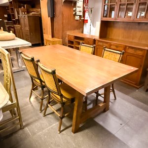 Lote siguiente: Mesa de Comedor de Madera con Cuatro Sillas Estilo Rústico